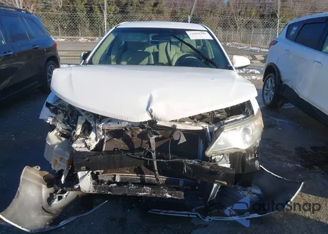 2013 Toyota Camry Le z USA, uszkodzony, nr VIN 4T4BF1FK4DR278213